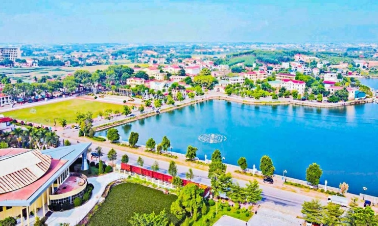 Phường Lục Nam được thành lập trên cơ sở xã Lục Nam. Xã Lục Nam được xác định là “mắt xích” giao thương quan trọng tại cửa ngõ phía Bắc của tỉnh. Hệ thống giao thông đa dạng gồm đường bộ, đường thủy và đường sắt tạo điều kiện kết nối liên vùng, thúc đẩy lưu thông hàng hóa, thu hút đầu tư vào các lĩnh vực công nghiệp công nghệ cao và logistics. Bên cạnh đó, vùng đất giàu truyền thống văn hóa góp phần tạo nên bản sắc riêng, là nền tảng để Lục Nam hướng tới xây dựng đô thị hiện đại, thông minh.