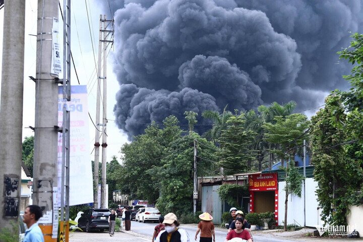Hiện trường vụ cháy xưởng sản xuất nhựa.