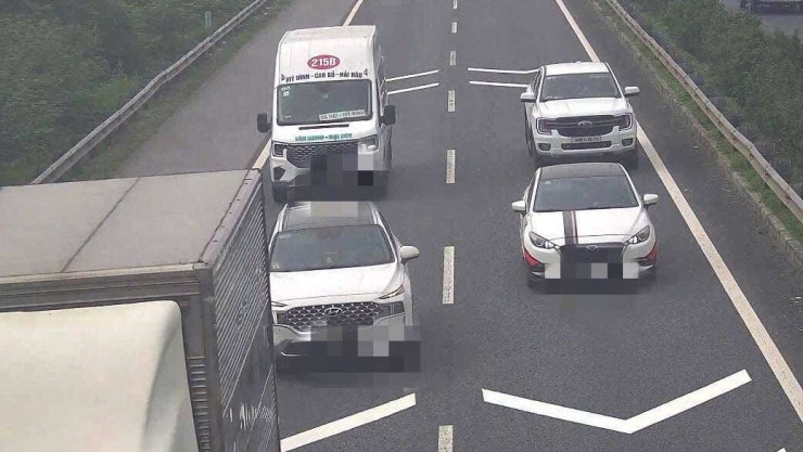 Các phương tiện đi trên cao tốc. Ảnh: Cục CSGT