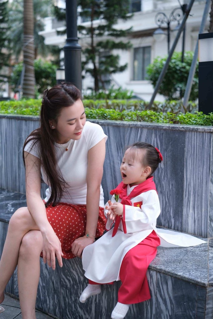 Phương Oanh tận hưởng kỳ nghỉ lễ bên cặp song sinh - 1