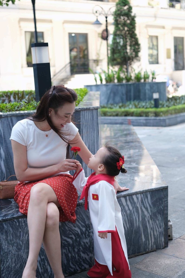 Phương Oanh tận hưởng kỳ nghỉ lễ bên cặp song sinh - 2