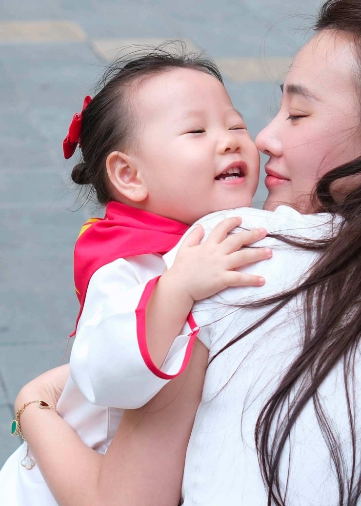 Phương Oanh tận hưởng kỳ nghỉ lễ bên cặp song sinh - 6