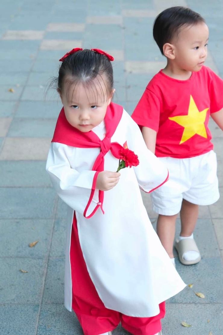 Phương Oanh tận hưởng kỳ nghỉ lễ bên cặp song sinh - 7