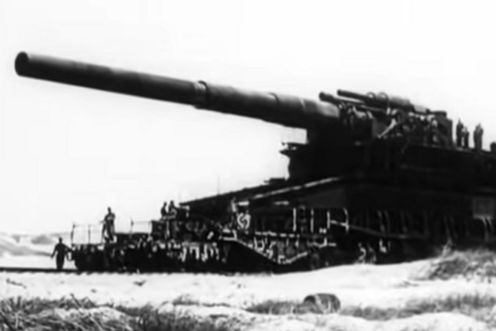 Gustav là một khẩu pháo hạng nặng, được xem là vũ “bất khả xâm phạm”. (Ảnh: American Heroes Channel)