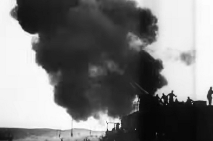Pháo Gustav khai hỏa. (Ảnh: American Heroes Channel)