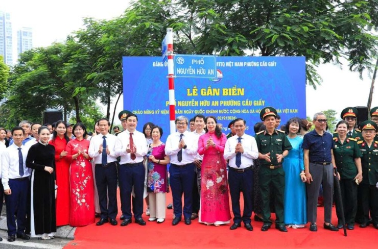Đại biểu thực hiện nghi thức gắn biển phố Nguyễn Hữu An, phường Cầu Giấy. Ảnh: Sở VHTTDL Hà Nội.