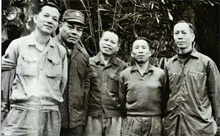 Đồng chí Nguyễn Hữu An (ngoài cùng bên trái) cùng đồng đội tại chiến trường Trị Thiên - Huế năm 1973. Ảnh tư liệu gia đình.