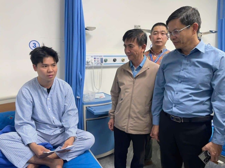 Nạn nhân được điều trị tại bệnh viện sau vụ tai nạn. Ảnh: HP.