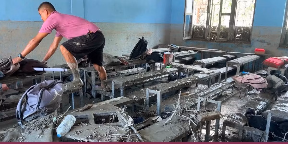 Khoảng 17 phòng học của trường bị phủ bởi lớp bùn và cát dày gần 1,2 m. Ảnh: Himal Press