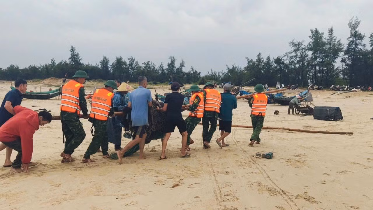 Giúp ngư dân đưa ngư lưới cụ lên bờ.