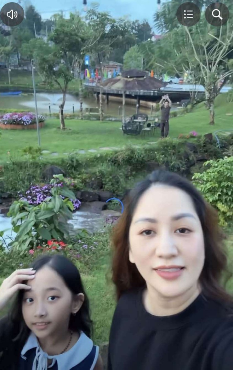 Khánh Thi và con gái thứ hai tại Bảo Lộc, Lâm Đồng. (Ảnh: FBNV)