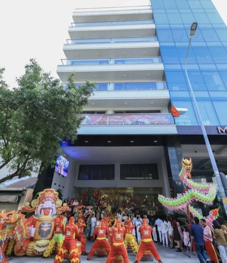 Quy mô bề thế của căn biệt thự 6 tầng cặp đôi Khánh Thi - Phan Hiển. (Ảnh: Thời trang vàng)