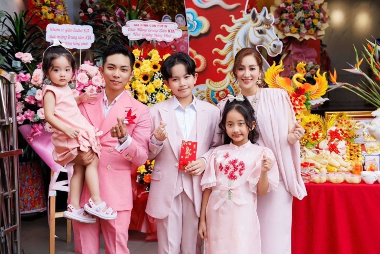 Gia đình Khánh Thi - Phan Hiển trong một sự kiện. (Ảnh: FBNV)
