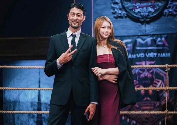 Johnny Trí Nguyễn và bạn gái tin đồn kém 24 tuổi.