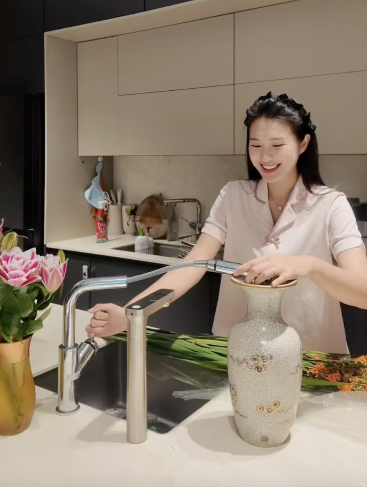 Mới đây, Doãn Hải My gây chú ý khi chia sẻ khoảnh khắc bình yên trong căn biệt thự bạc tỷ mà cô và Văn Hậu mới dọn về sống vào năm ngoái. Trong căn bếp tiện nghi, bà xã Đoàn Văn Hậu diện bộ đồ ở nhà màu hồng nhạt, tóc tết gọn gàng, tươi cười khi tự tay cắm hoa và chăm chút từng góc nhỏ trong nhà. Đời sống & Pháp luật đưa tin.