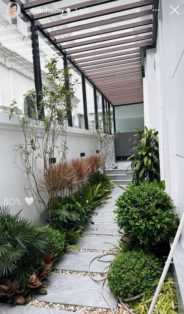 Theo đó, căn nhà tọa lạc tại một khu đô thị đắt đỏ, được thiết kế hiện đại với tông màu sang trọng, không gian mở thoáng đãng và nội thất tiện nghi. Đây không chỉ là tổ ấm mới của cặp đôi mà còn nhanh chóng trở thành địa điểm tụ họp của bạn bè và người thân.
