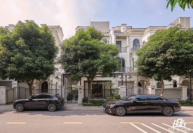 Vợ chồng hậu vệ Đoàn Văn Hậu - Doãn Hải My hiện sống trong căn biệt thự chục tỷ mới xây dựng. Thông tin trên Phụ nữ Mới. Hai người đã dọn về căn nhà mới tại một khu đô thị cao cấp ở Hà Nội từ năm 2025. Căn biệt thự có 2 mặt tiền, diện tích khoảng 142 m², gồm 3 tầng và 1 tum, ước tính có giá trị lên tới hàng chục tỷ đồng.