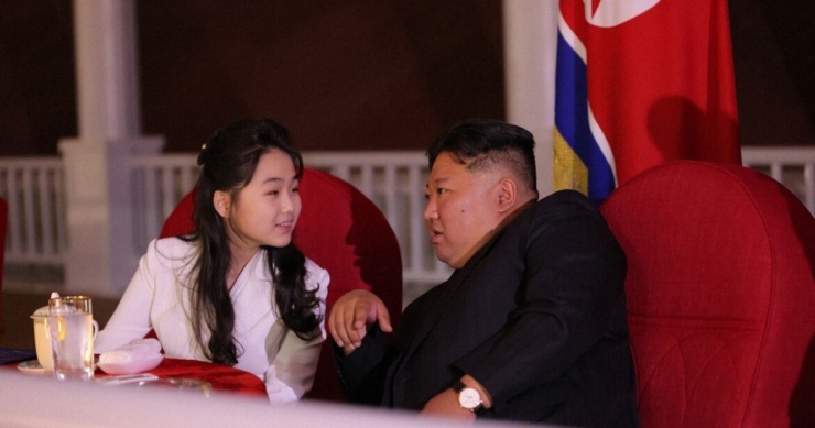 Nhà lãnh đạo Triều Tiên Kim Jong Un và con gái (Ảnh: KCNA)