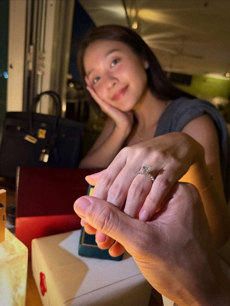 Chiếc nhẫn Cartier Nhan Phúc Vinh trao cho vợ sắp cưới. Ảnh: FBNV