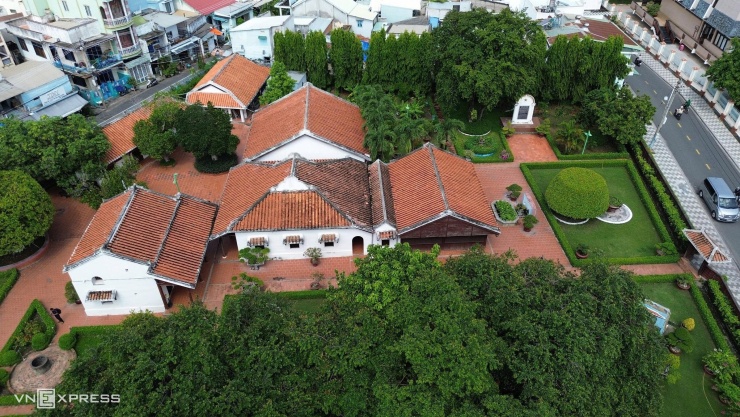 Trường Dục Thanh được xây dựng năm 1907, trên khu đất của gia đình nhà yêu nước Nguyễn Thông (1827-1884).