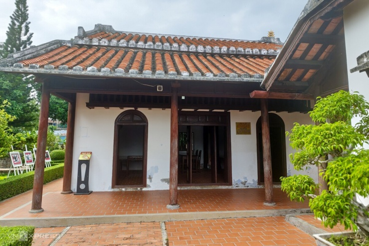 Ngọa Du Sào, ngôi nhà ba gian nằm phía sau trường, được nhà yêu nước Nguyễn Thông xây dựng từ năm 1880, dùng để đọc sách, ngâm thơ và tiếp xúc các nhân sĩ yêu nước.