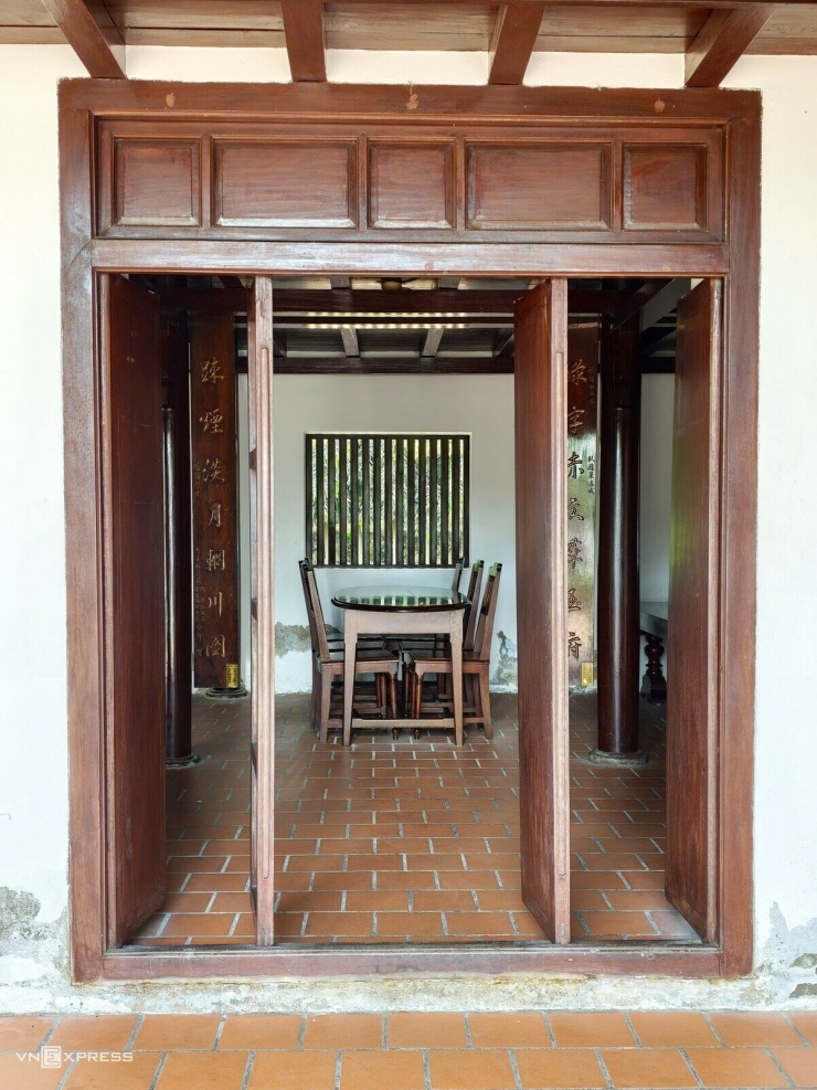 Cửa chính Ngọa Du Sào, từ ngoài sân nhìn vào, du khách thấy bộ bàn ghế gỗ đặt giữa nhà. Thầy giáo Nguyễn Tất Thành từng ngồi ở đây đọc sách, nghiên cứu văn thơ, rèn thêm tiếng Pháp...