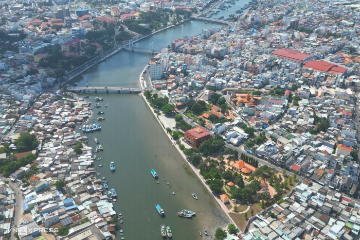 Trường Dục Thanh nằm bên bờ sông Cà Ty. Trường được công nhận Di tích lịch sử cấp quốc gia năm 1986, hiện do Bảo tàng Hồ Chí Minh Bình Thuận (nay là tỉnh Lâm Đồng) quản lý.