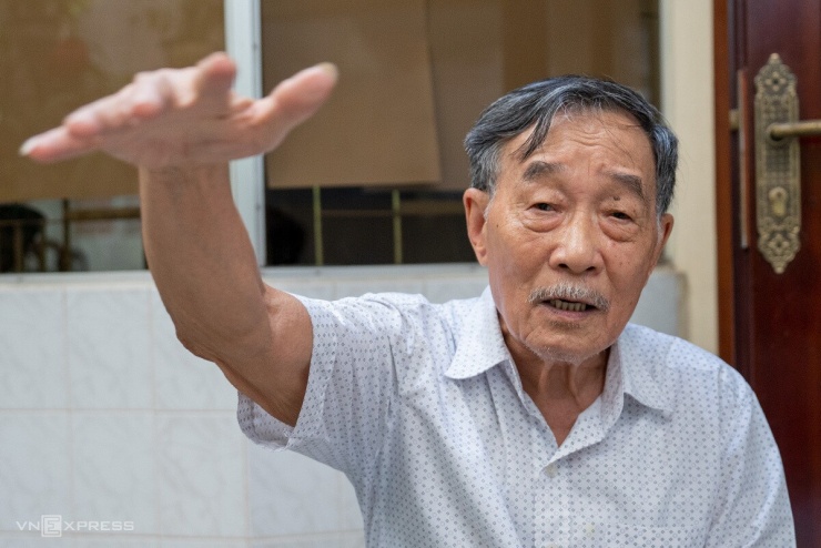 Đại tá Nguyễn Lành mô tả cách "đánh gấp" do mình sáng tạo chiến thuật. Ảnh: Nguyễn Đông