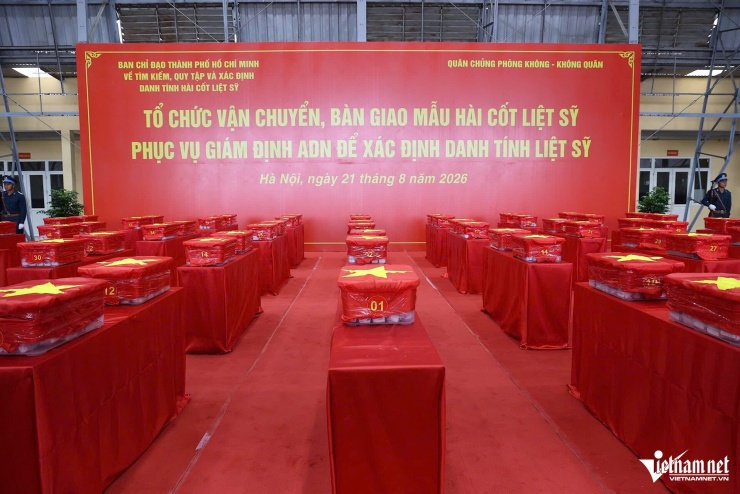Mẫu sinh phẩm hài cốt liệt sĩ được bảo quản trong các thùng chuyên dụng, phủ Quốc kỳ trang trọng và được đánh số thứ tự. Ảnh: Kiều Oanh