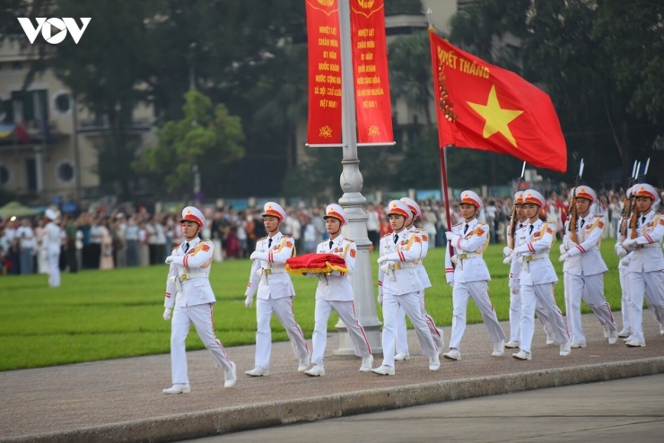 Vào lúc 5h45' sáng, đội hình thực hiện lễ thượng cờ tiến vào lễ đài. Đội hình thực hiện nghi lễ gồm 37 cán bộ, chiến sĩ. 