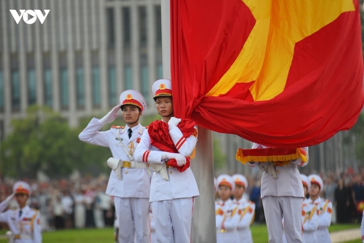 Khi Quốc kỳ được kéo lên, Nghi lễ chào cờ bắt đầu cùng với Quốc ca.