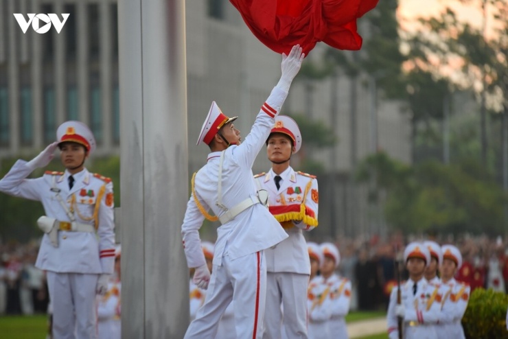Lá cờ Tổ quốc được kéo lên đỉnh cột cờ cao 29 mét.