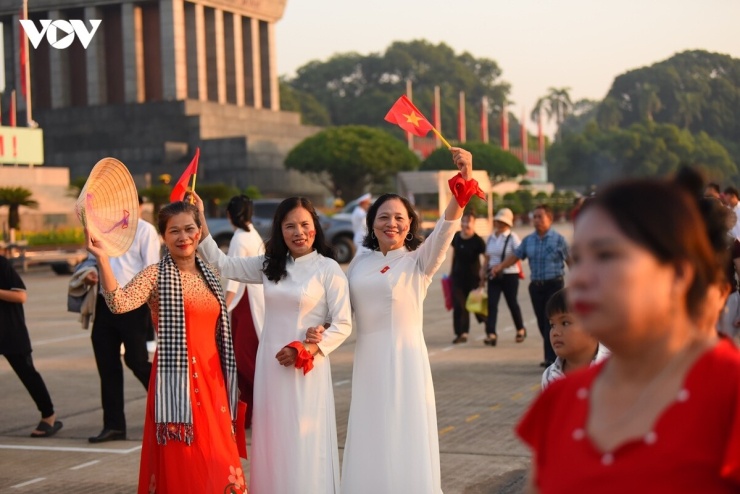 Nhiều người dân tranh thủ ghi lại những khoảnh khắc đẹp và ý nghĩa sau lễ thượng cờ.