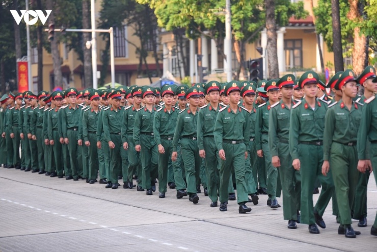 Các đoàn vào Lăng viếng Bác có thể đi theo hai cổng từ đường Hùng Vương hoặc từ đường Ngọc Hà.