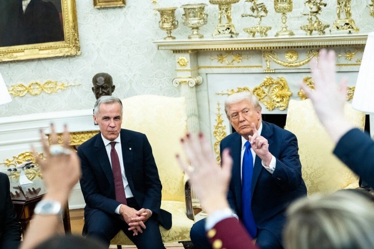 Thủ tướng Canada Mark Carney (trái) và Tổng thống Mỹ Donald Trump. Ảnh: NYT