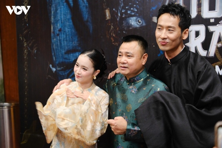 NSND Tự Long cùng hai diễn viên Tuấn Trần và Trần Thiên Tú.