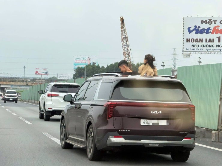 Hai trẻ nhỏ thò đầu đầu ra ngoài qua cửa sổ trời. Ảnh: H.P