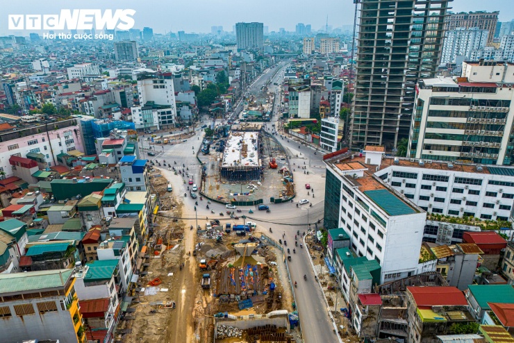 Bên cạnh phần đường, hai cầu vượt tại khu vực nút giao Láng Hạ và Nguyễn Chí Thanh cũng đang được đẩy nhanh thi công, dự kiến hoàn thành trong năm 2026. Cầu vượt Nguyễn Chí Thanh có phạm vi thi công liên quan tuyến đường sắt đô thị đi ngầm bên dưới, khiến quá trình triển khai phức tạp hơn.