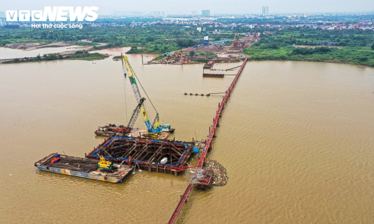 Dự án thành phần 2 đầu tư xây dựng cầu Thượng Cát cùng tuyến đường hai đầu cầu được UBND TP Hà Nội khởi công ngày 8/10/2025 với tổng mức đầu tư hơn 7.300 tỷ đồng từ ngân sách thành phố. Theo kế hoạch, công trình sẽ hoàn thành và đưa vào khai thác trong năm 2027.