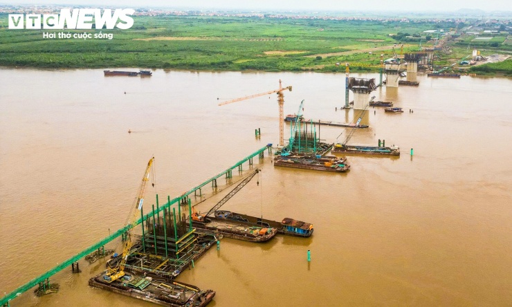 Cầu Hồng Hà được khởi công từ tháng 10/2025, là hạng mục quan trọng thuộc tuyến đường Vành đai 4 - Vùng Thủ đô. Công trình có tổng chiều dài khoảng 6km, nối khu vực phía Bắc Hà Nội qua sông Hồng, với tổng mức đầu tư gần 10.000 tỷ đồng.