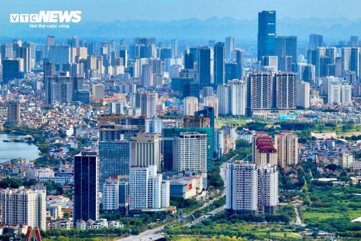 Từ những tuyến đường đã hoàn thành, các công trình đang chạy đua về đích đến hệ thống vành đai, cầu vượt sông, hồ điều hòa và tổ hợp thể thao quy mô lớn, Hà Nội đang đồng thời giải quyết những điểm nghẽn hạ tầng hiện hữu và chuẩn bị cho không gian phát triển mới. Những công trình này, khi hoàn thành và đưa vào khai thác theo từng giai đoạn, sẽ tiếp tục tạo ra những thay đổi đáng kể về giao thông, cảnh quan và cấu trúc đô thị của Thủ đô.