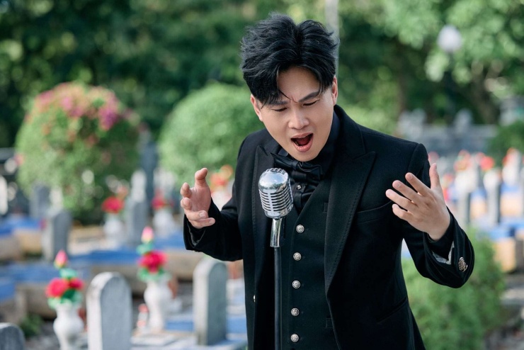 Một cảnh quay trong MV "Những người hùng không tên" của ca sĩ Du Thiên thực hiện tại nghĩa trang liệt sĩ quốc gia Trường Sơn, tỉnh Quảng Trị. Ảnh: Ca sĩ Du Thiên cung cấp.