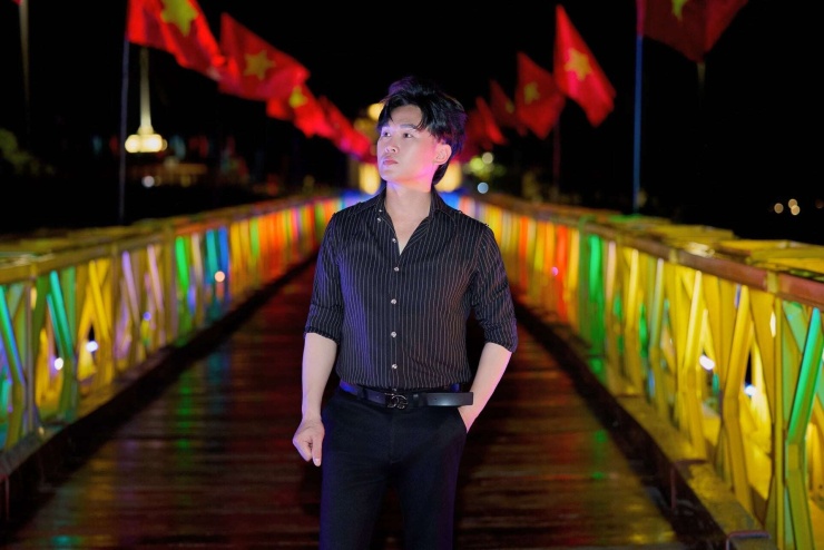 MV Những người hùng không tên còn thực hiện cảnh quay ở cầu Hiền Lương, tỉnh Quảng Trị - địa chỉ đỏ giáo dục tình yêu, khát vọng hòa bình của nhân loại. Ảnh: Ca sĩ Du Thiên cung cấp.