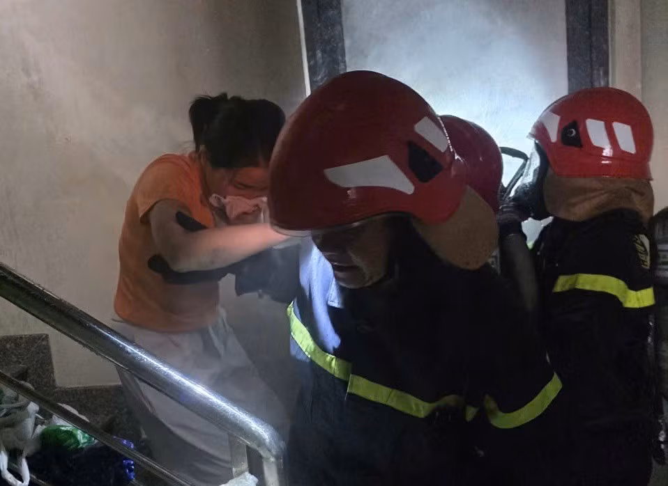 Cứu 4 người thoát khỏi đám cháy căn nhà 6 tầng - 4