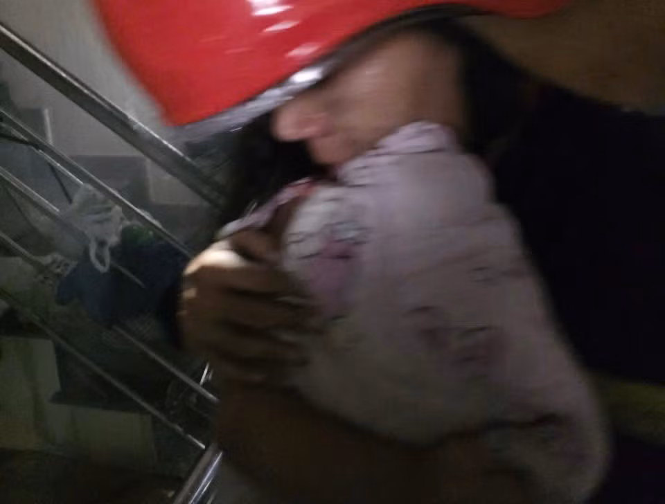 4 người trong một gia đình bị mắc kẹt trong đám cháy được tổ cứu nạn cứu hộ tiếp cận giải cứu.