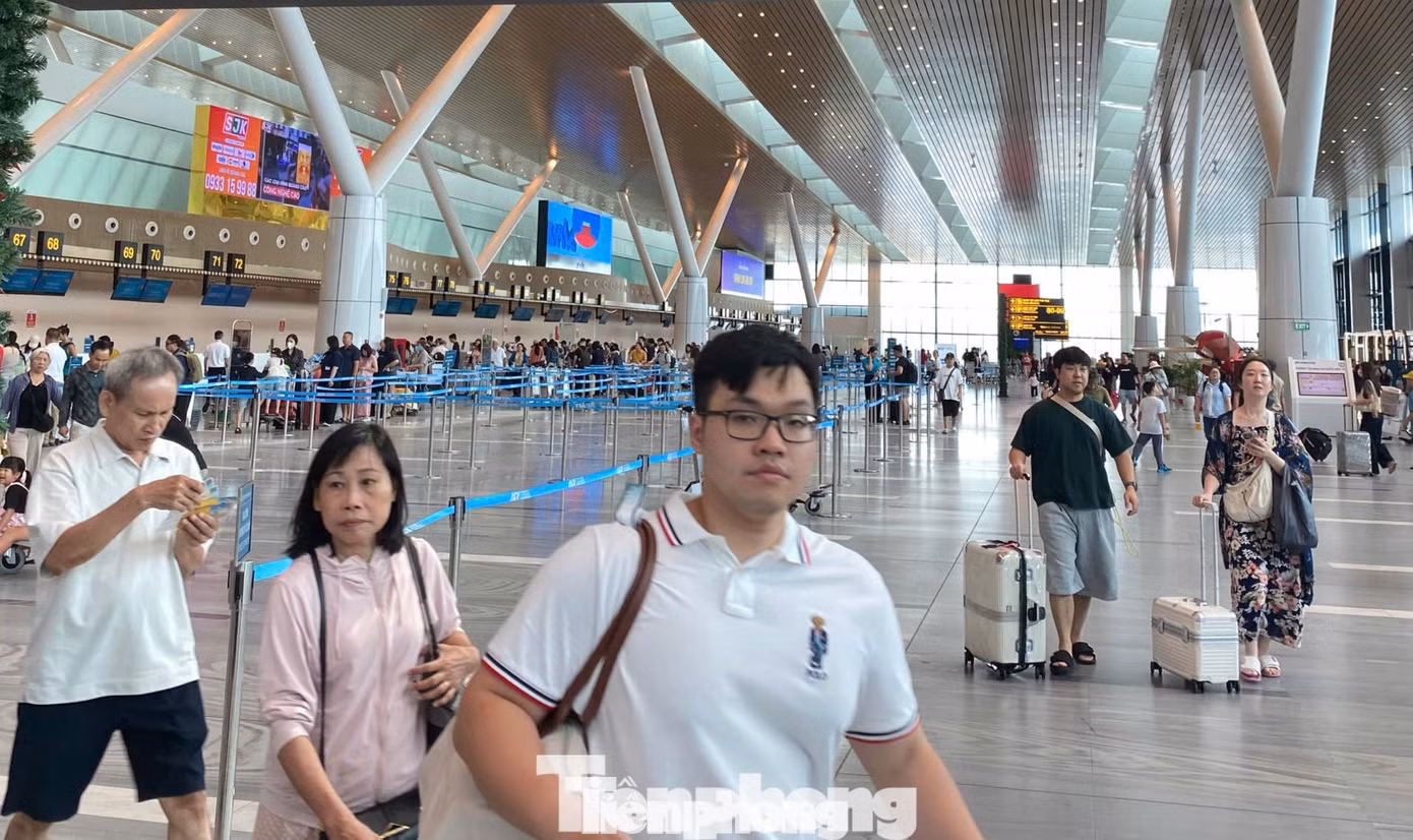 Cảnh trái ngược tại sân bay Tân Sơn Nhất ngày cao điểm 2/9