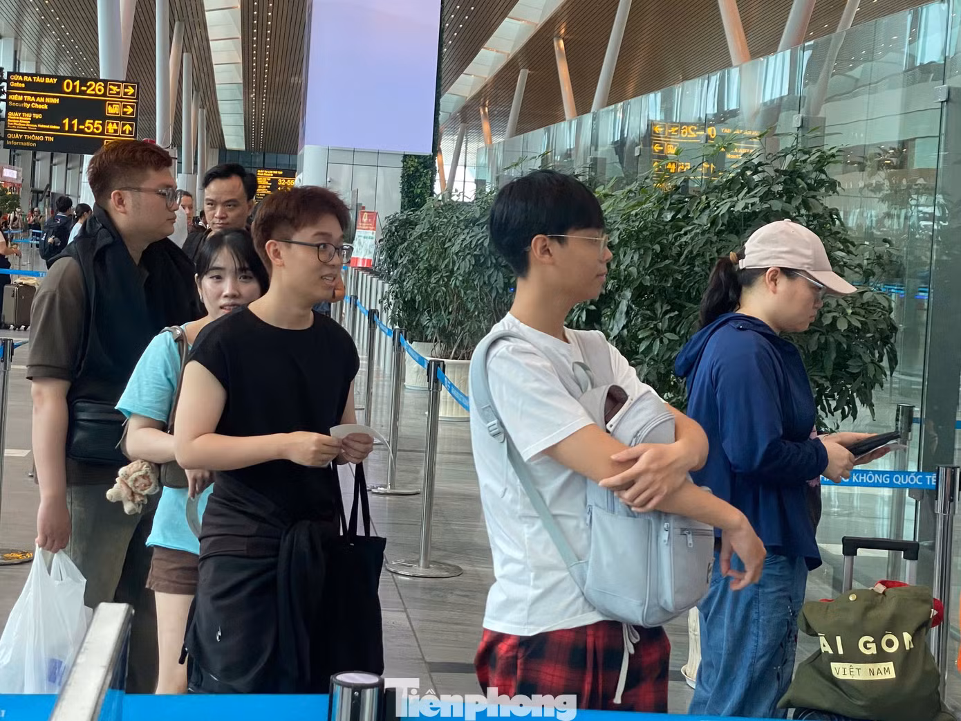 Khu vực quầy làm thủ tục và kiểm tra an ninh vẫn có hành khách xếp hàng, song các hàng chờ được tổ chức theo từng luồng, không xảy ra tình trạng dồn ứ.