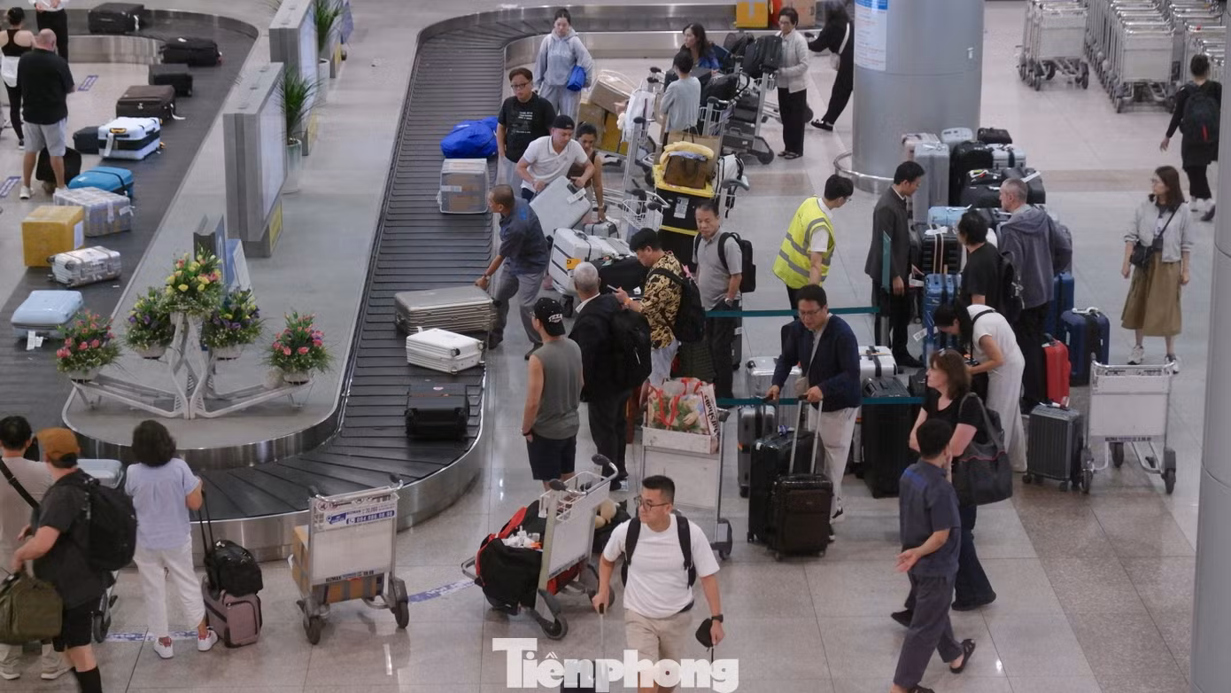 Tại nhà ga quốc tế T2, không khí nhộn nhịp hơn khi các chuyến bay từ nước ngoài liên tục hạ cánh trong khung giờ cao điểm. Lượng khách dồn về khu vực nhận hành lý khiến nhiều băng chuyền trở nên đông đúc.