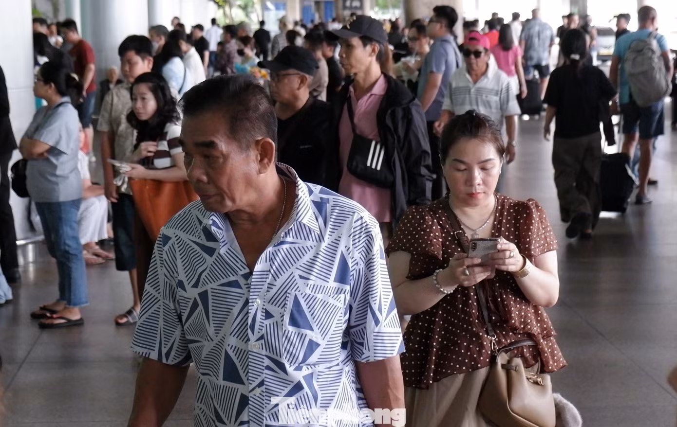 Phía ngoài nhà ga quốc tế T2, lượng người đến đón thân nhân cũng tăng. Tại sảnh đến, nhiều người đứng chờ, liên tục theo dõi thông tin chuyến bay hoặc hướng mắt về phía cửa ra để tìm người thân.