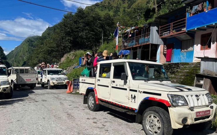 Xe transport (tăng-bo) qua chỗ đường sạt lở mà xe to không qua được, bên phía Nepal. (Ảnh: Phạm Minh Trí)